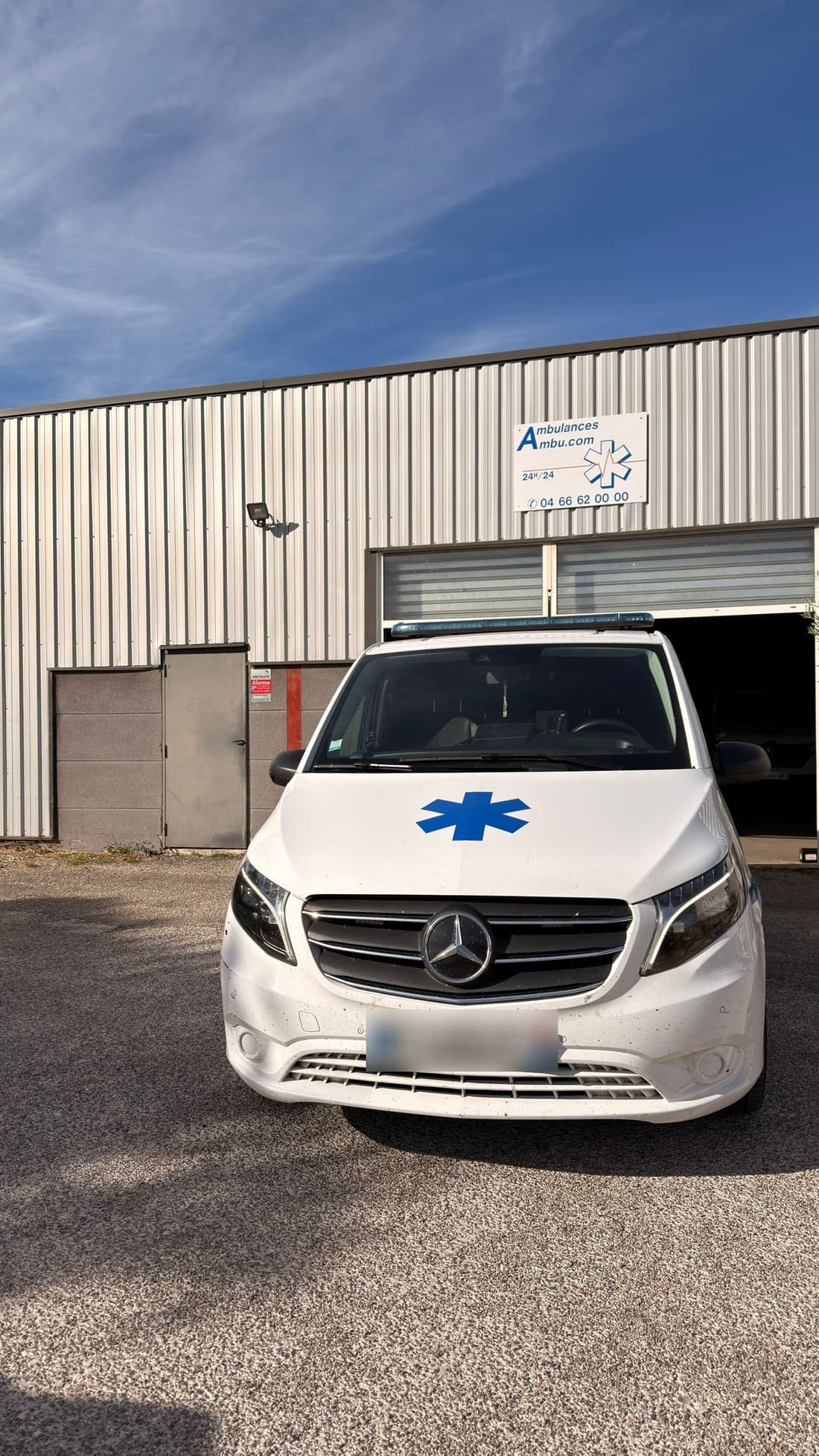 Ambulance Ambu.com Mercedes Vito, vue de face devant le dépôt de Nîmes