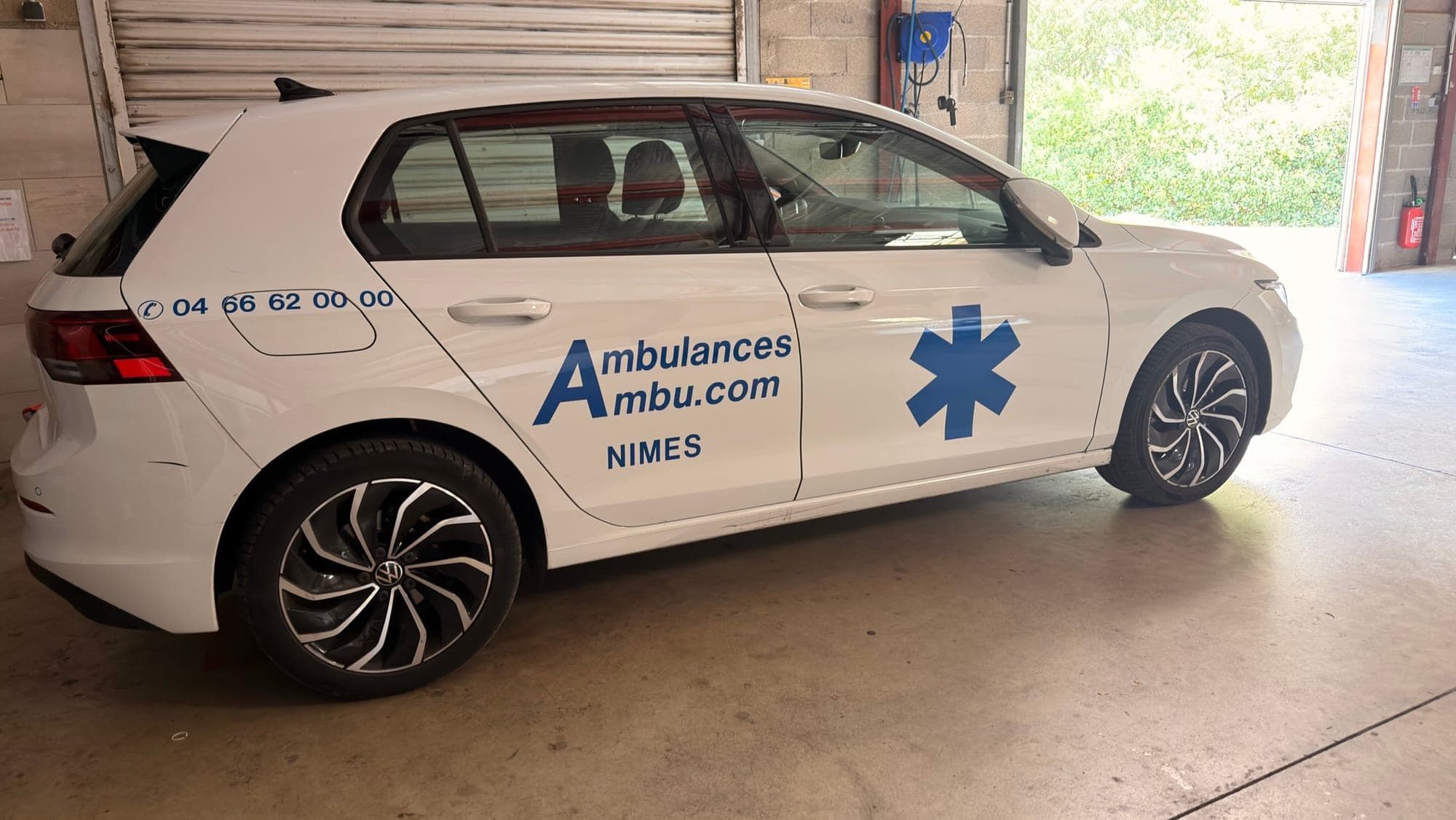 Véhicule sanitaire léger Ambu.com, une Volkswagen Golf aux couleurs du cabinet